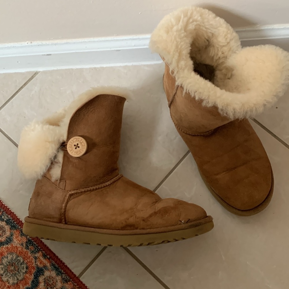 UGG | Size 9, Chestnut Brown, Short Boot